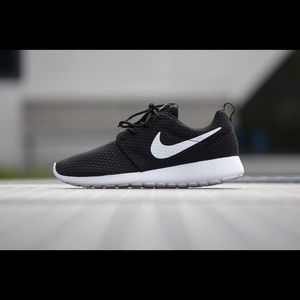 Nike Roshe One Boys Size 6Y (Women’s Size 7) NWOT